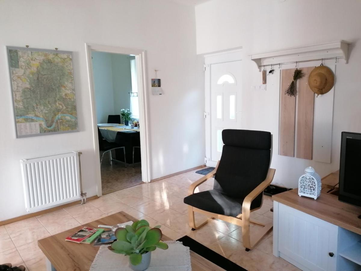 Vendeghaz A Kerekhegyi Pagonyhoz Apartment Zebegeny Bagian luar foto